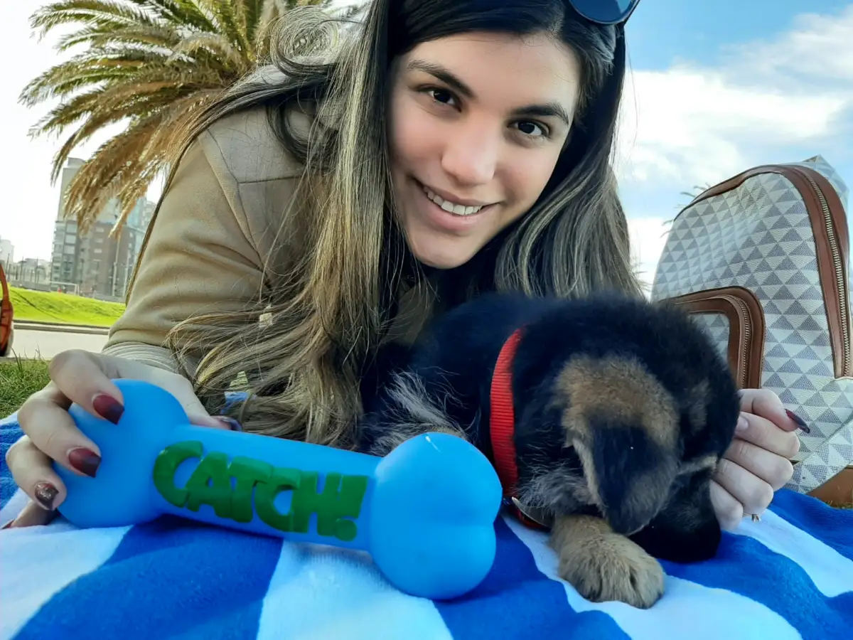 Enya Vilahomat with her puppy